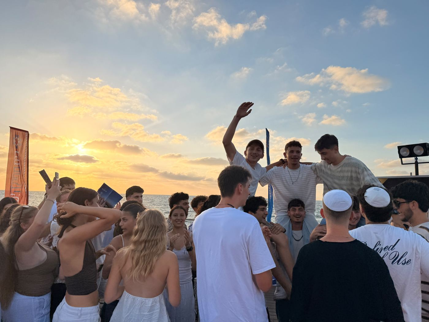 חגיגה של המכינה על שפת הים בשקיעה